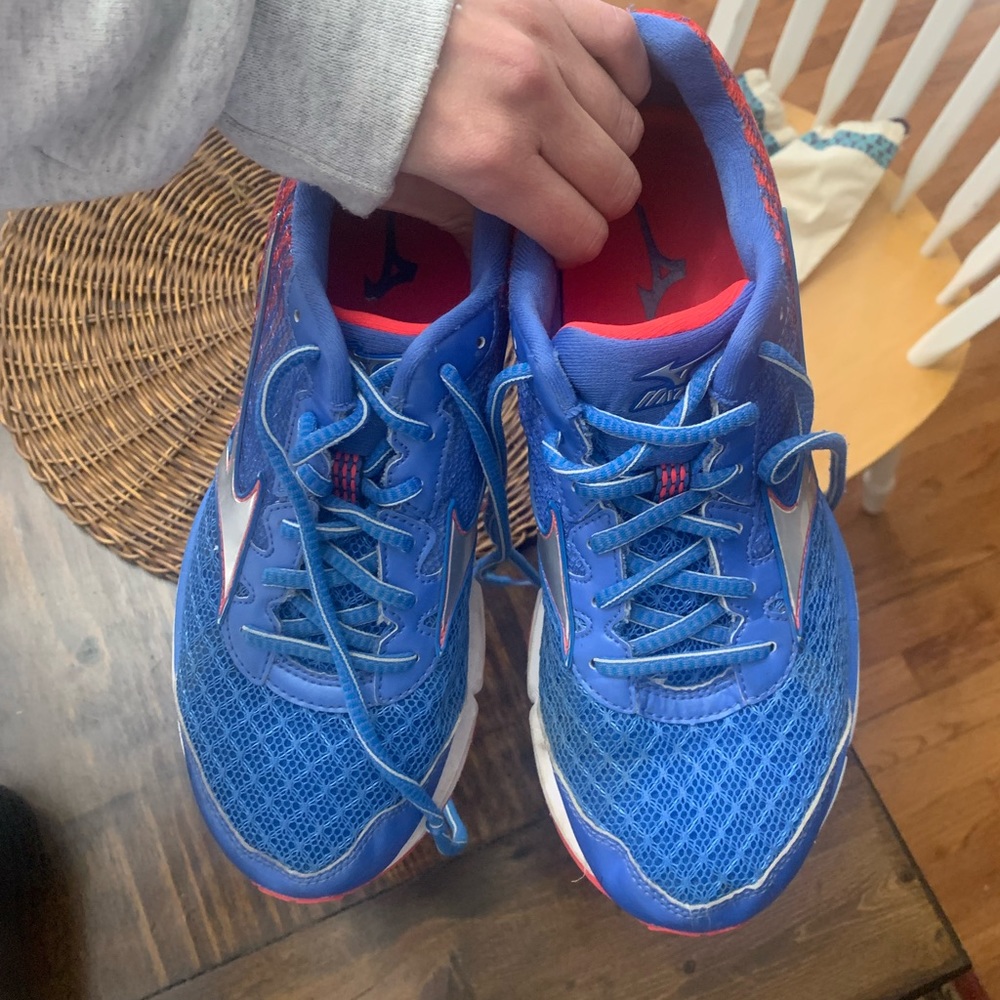 Mizunu wave rider size 8.5 running shoes
